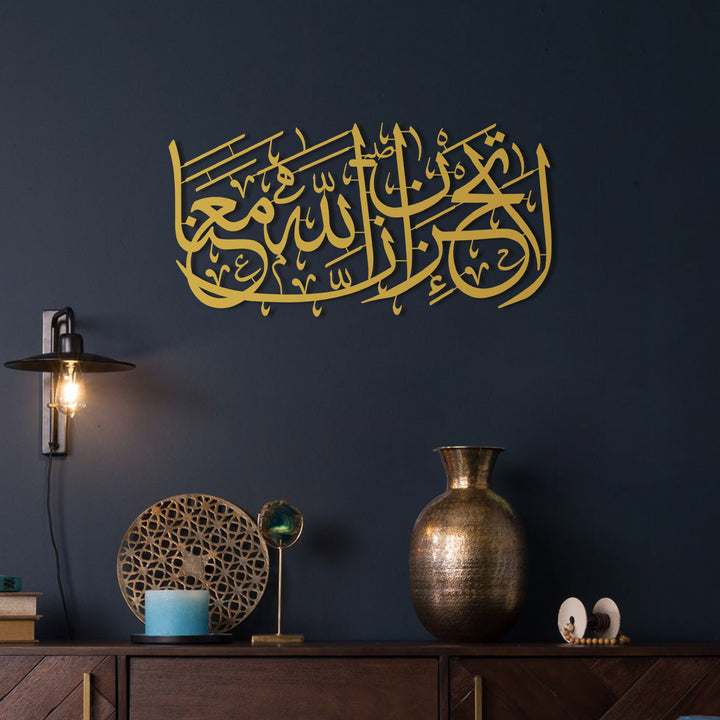 "Üzülme, Allah Bizimle Beraberdir." Tevbe Suresi 40. Ayet Yazılı Metal Duvar Tablosu - WAM240