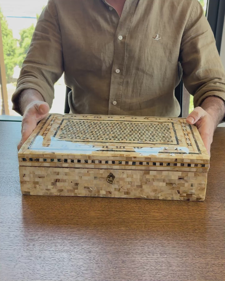 El Yapımı Desenli Sedef Mozaik ve Abalone İşlemeli Ahşap Kutu - WAAH250
