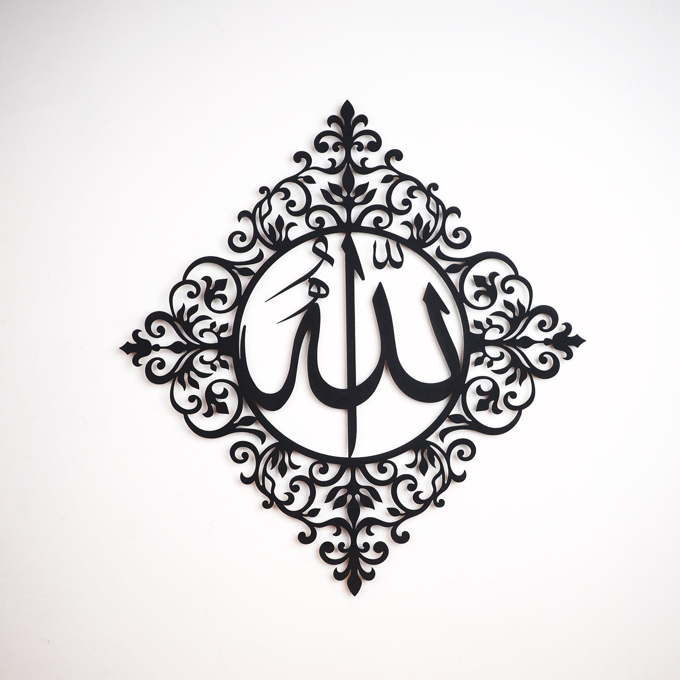 لوحة جدارية معدنية بزخرفة إسلامي مكتوب داخلها( الله سبحانه وتعالى)  - WAM139